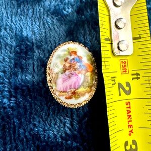 🩷🩷 Small Vintage French Inspired Pin 🩷🩷